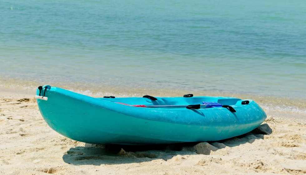 Kayak hinchable junto a la orilla del mar