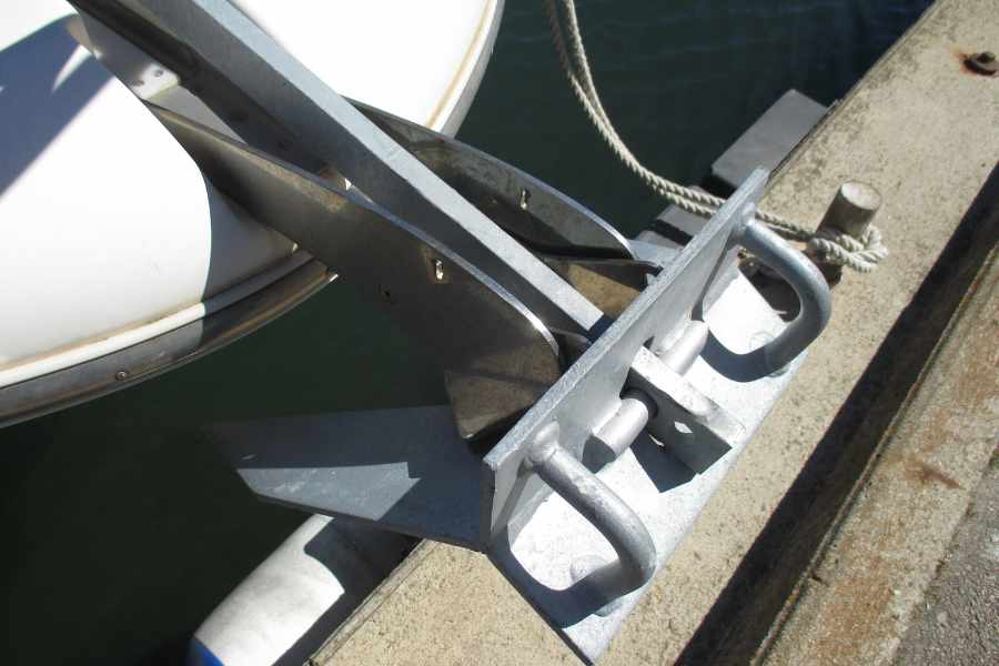 Anclas para barcos amarradas en el puerto