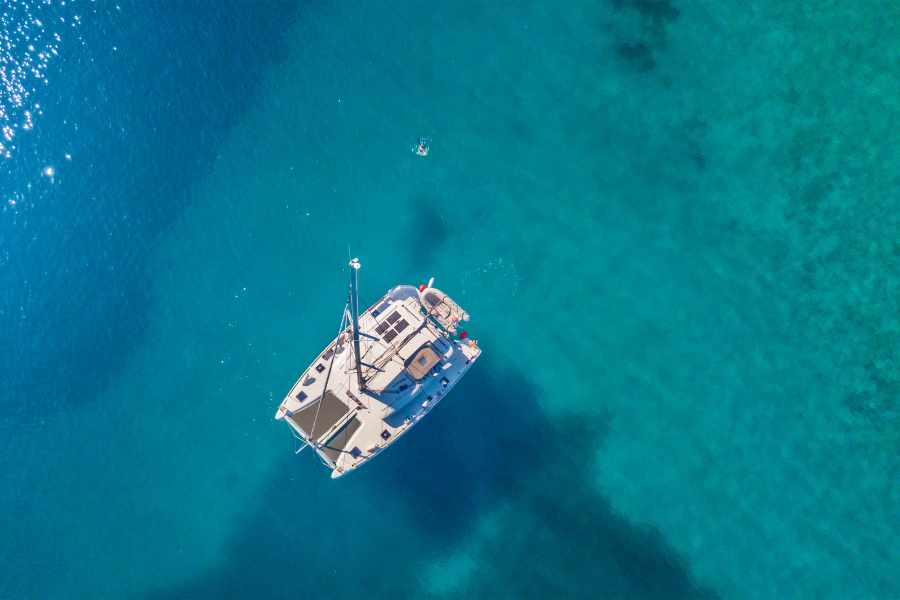 Fondeo de barco en aguas poco profundas