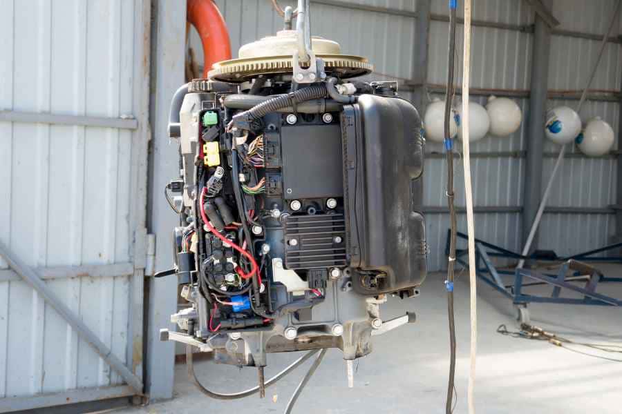 Motor elevado de un barco