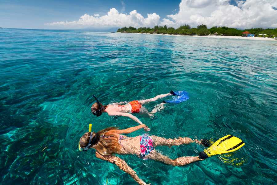 pareja practicando haciendo snorkel