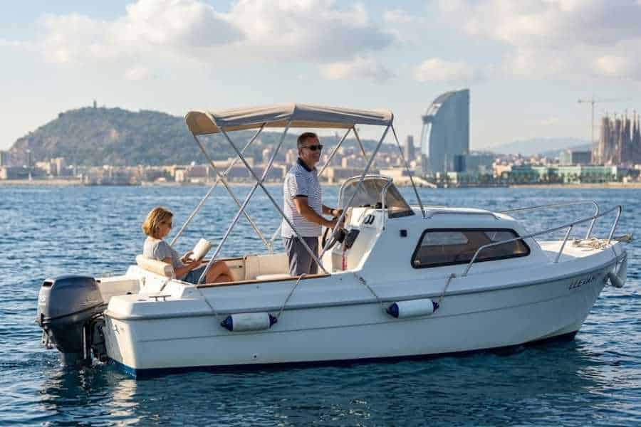 Barcos sin licencia navegando por Barcelona